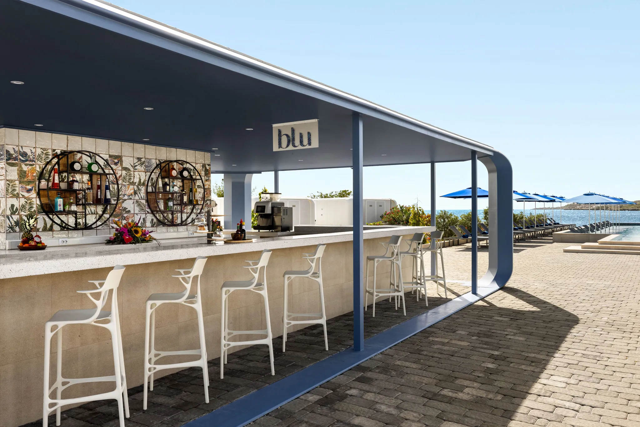 Blu pool bar at Dreams Curaçao Resort featuring a lively poolside bar serving tropical cocktails in a relaxed Caribbean setting.