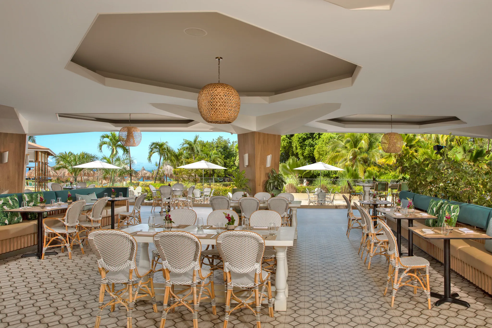 World Café at Dreams Curaçao Resort featuring an international buffet restaurant with garden and ocean views.